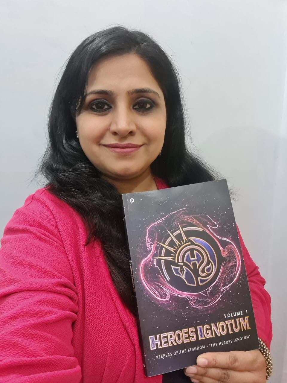 Author Geeta Sharma holding the book of Heroes Ignotum